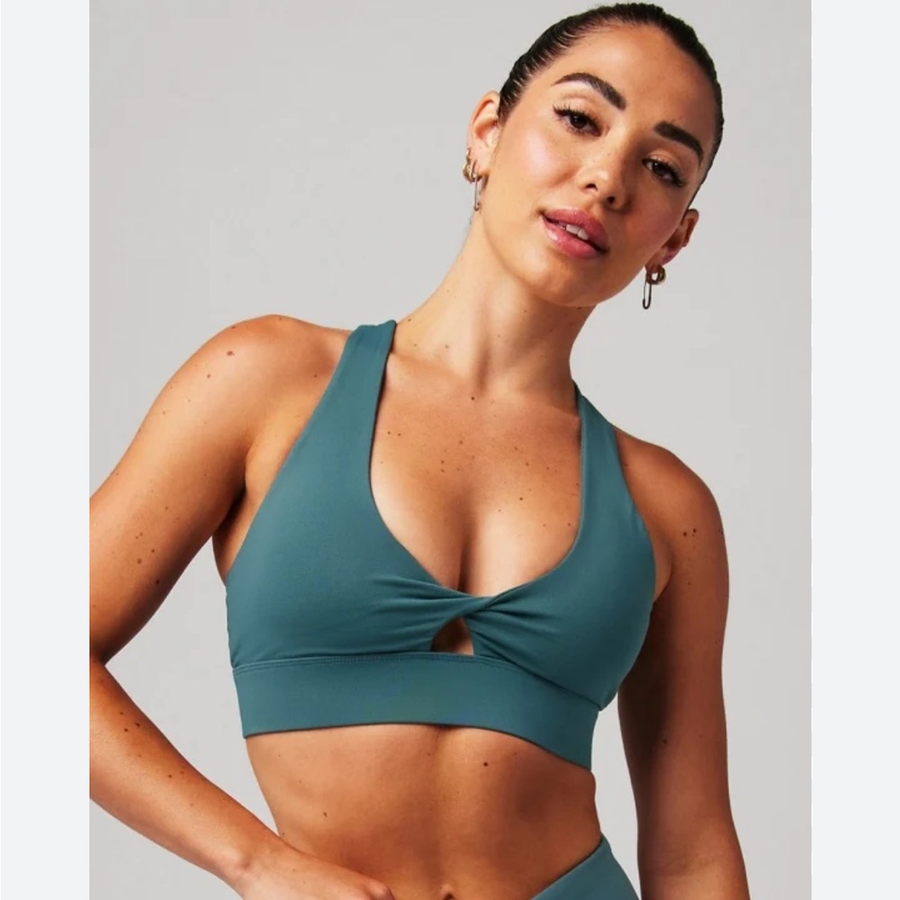Oasis Twist Medium Impact Sports Bra in Storm Slate